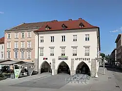 Nr. 19: ehemaliges Café Bernhart; Nr. 20: Ungar-Apotheke