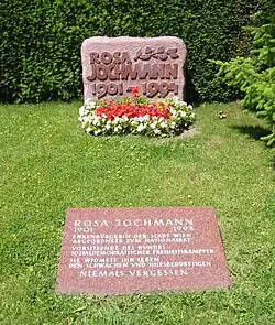 Grabstein und Gedenkplatte für Rosa Jochmann auf dem Wiener Zentralfriedhof (1994)