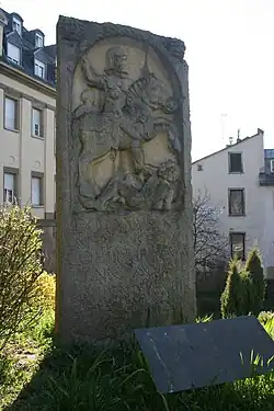 Grabstein des Reiters Dolanus Bessus: „Dolanus Bessus, Sohn des Esbenius, Reiter der 4. Thrakischen Kohorte, 46 Jahre alt, 24 Dienstjahre, liegt hier begraben.“