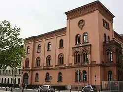 Der Wilhelmsbau, die ehemalige „Wilhelms-Heilanstalt“, als Militärhospital errichtet, ist heute Teil des Hessischen Landtags in Wiesbaden