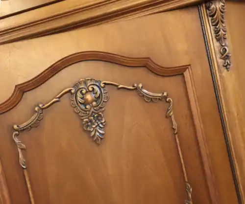 Schranktür Rokoko, 1982 – Neuzeitliche Konstruktion aus vollflächig furniertem Holzwerkstoff (Sperrholz oder Spanplatte), außen mit Rahmenaufdoppelung, mittlere Fläche mit applizierten geschweiften Profilen und Schnitzereien zur Darstellung einer Füllung. Vorteil: Formstabilität bei Wechsel der Luftfeuchtigkeit.