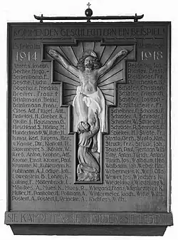 Ehrentafel der Rektoratschule Steinheim (Westfalen) für die im Ersten Weltkrieg gefallenen Schüler, 1928 l. Rohfertige Bildhauerarbeit „Der auferstandene Christus als Herr über Leben und Tod“ als kreuzförmiges Kernstück r. Fertige Gemeinschaftsarbeit des Paul Ondrusch (mittlere Skulptur), der Kunsttischlerei Anton Spilker sen. (Tischlerarbeiten) und Anton Spilker jun. (Inschriften)