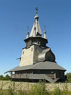 … die ihm geweihte Kirche von außen …