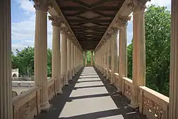 Fotografie. In Wirklichkeit gleich große Säulen bilden Säulenreihen und erzeugen eine große Raumtiefe. Belvedere Pfingstberg, Potsdam.