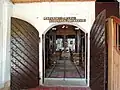 Tür der Turmhalle (2013), mit Inschrift ædificata 1665, renovata 1733