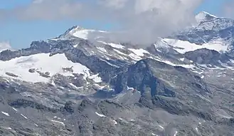 Der Schwarzkogel gesehen von Südwesten. Im Vordergrund die Wilden Mander, im Hintergrund Hohe Riffl (links) und Johannisberg (rechts).