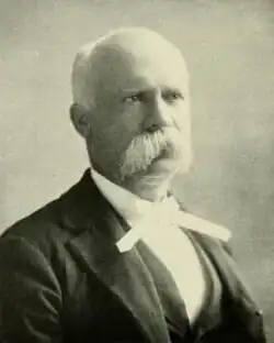 Person von vorn ab Schulterblatt mit Blick leicht seitlich in die Kamera in schwarzweiß.