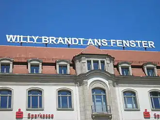 Leuchtschrift zu Willy Brandt auf dem Dach des Erfurter Hofes seit 20. Mai 2009