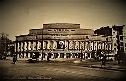 Atrium mit Ankündigung von Was kostet Liebe