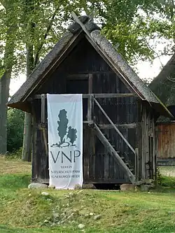 Logo des Vereins Naturschutzpark an einem Treppenspeicher in Wilsede