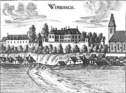 Schwarz-weiße Abbildung des Schlosses Wimsbach, im Vordergrund Felder und einige Dorfhäuser, dahinter mittig das Schlossgebäude und rechts dafür die Pfarrkirche von Wimsbach