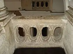 Sockelquader, Deckplatten Kaiserstein