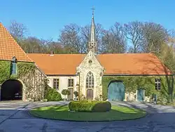Wirtschaftsgebäude und Kapelle der Honeburg von Süden