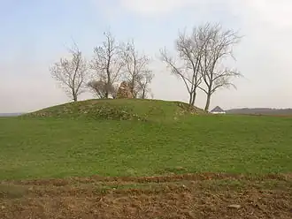 Bílá hora: Gipfel mit Denkmal für die Schlacht am Weißen Berg