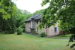 Erhaltenes Wohngebäude in der ehemaligen Fünf-Seen-Kaserne