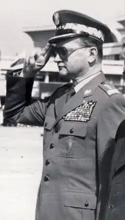Der ehemalige Präsident und General Wojciech Jaruzelski beim Salutieren (1980)