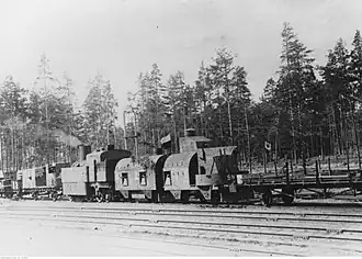 Abstoßwagen und Artilleriewagen des Panzerzuges Śmiały, später eingesetzt im Panzerzug Śmierć