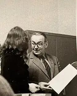 Wolfgang Jahn unterhält sich mit einer Doktorandin