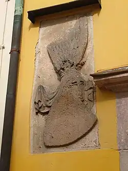 Putzrelief: Ritter mit Helm­busch und Schild (?)