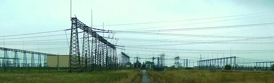 Der aus dem Umspannwerk Wolmirstedt zur Stromrichterhalle herausführende Betonweg