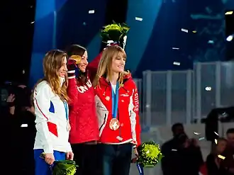 Olivia Nobs (rechts) bei der Siegerehrung der Olympischen Winterspiele 2010