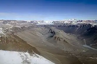Der Dais (Bildmitte) im Wright Valley mit dem westlichen Ausläufer des Vandasees (rechts) und dem Oberen Wright-Gletscher (Hintergrund)