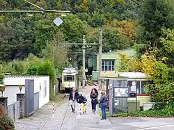 Haupteingang zum Gelände. Rechts der Verkaufsraum für Andenken, Modelle und Bücher, die „Bücherstraßenbahn“.