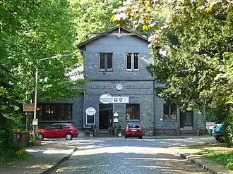 Straßenseite des Empfangsgebäudes