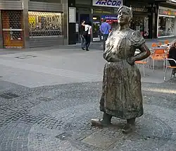 Mina Knallenfalls, im Hintergrund die Poststraße, 2016