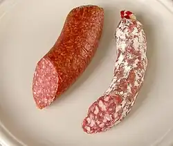 Rohwurst: 1) Geräucherte Mettwurst im Kunstdarm, 2) luftgetrocknete Salami im Naturdarm