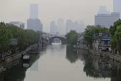 Blick auf die Qingming-Brücke und das Stadtzentrum