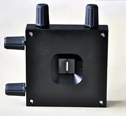 In zwei Richtungen einstellbare Schlitzblende: meistens als Feldblende gebraucht (zum Beispiel am Prismenspektrometer)