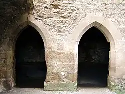 Eingänge der Kellerräume