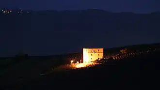 Die beleuchtete Yburg bei Nacht