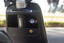 G5, Rückseite der vorderen Verkleidung: Taschenhalter, USB-Anschluss