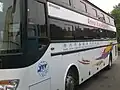 An Bussen in der VR China laufen Schrif­ten oft von der Front Richtung Heck. Also an der linken Wagenseite von links nach rechts. (korrekt: „… Foreign Affairs …“)