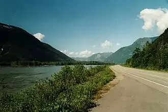 Der Yellowhead Highway durchquert das Küstengebirge im Tal des Skeena River