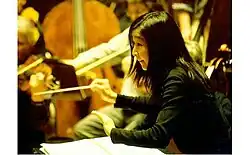 Yukari Ishimoto beim Dirigieren mit dem Orchester Berliner Musikfreunde in der Berliner Philharmonie (2015)