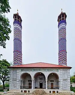 Die Hauptfassade der Obere Gowhar-Agha-Moschee nach Restaurierungsarbeiten im Jahr 2023.