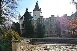 Schloss Líšno mit Gartenbassin