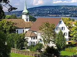 Alte Kirche Wollishofen, aufgenommen von der Neuen Kirche