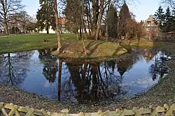 Kleiner Turmhügel im Wassergraben ohne Wall – Züssow in Vorpommern