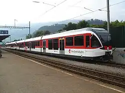 Zentralbahn ABt 8 941 vor Spatz ABe 130 007 in Stansstad kurz nach Ablieferung