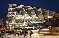 Der 2014 neu erbaute ZOB Hannover mit Glas-Flugdach