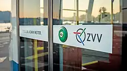 Das ZVV-Logo auf einer Tramtüre in der Stadt Zürich.