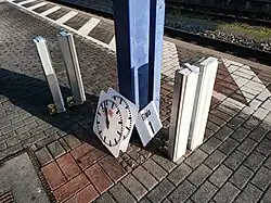 Ausgebaute Fallblattmodule, Uhren und Gleistafeln von Gleis 1 (2022)