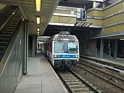 Vom Bahnhof Saint-Lazare kommender Transilien-Vorortzug der Baureihe Z 6400 bei der Einfahrt (2018)