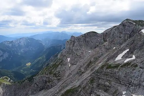 Blick vom G'hacktstein nach Westen auf die steile Südostflanke des Zagelkogels. Mittig der Labenbecher, links unten der Grat zum Wetzsteinkogel