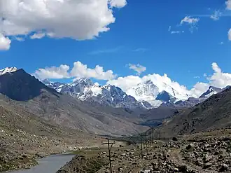 Blick auf den Nun und dem davor gelegenen Parkachikgletscher