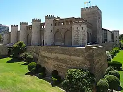 Der Palacio de la Aljafería mit rekonstruierter maurischer Festungsmauer